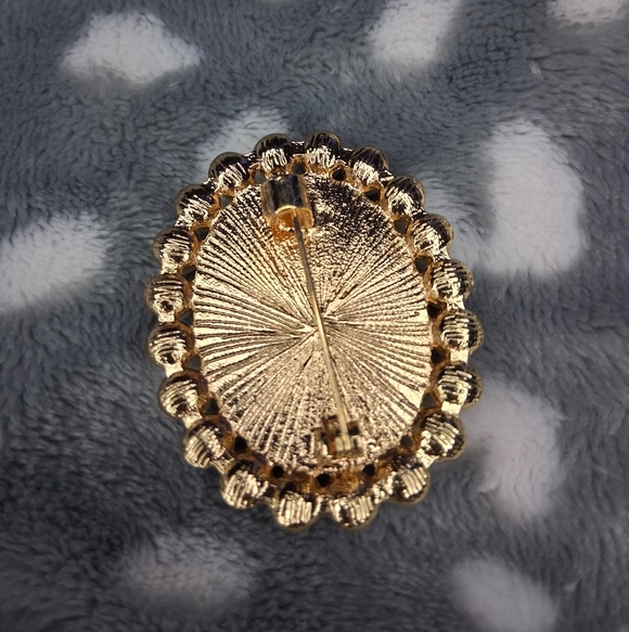 Cute Brooch - Picture 2 of 2